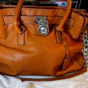 MICHAEL KORS EUC HAMILTON LOCK AND KEY BROWN HAND/SHOUDLER BAG